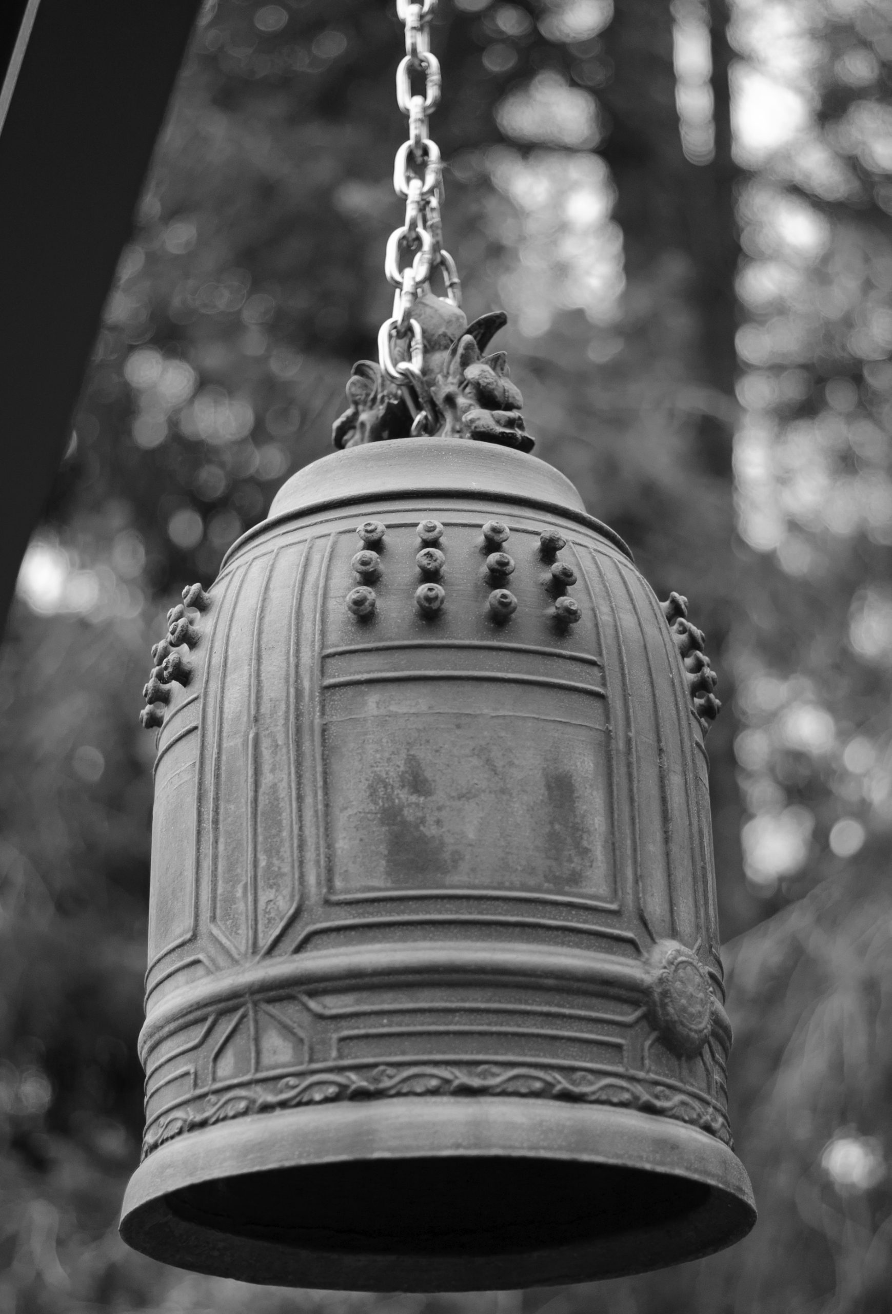 Photo de la cloche du monastère en noir et blanc